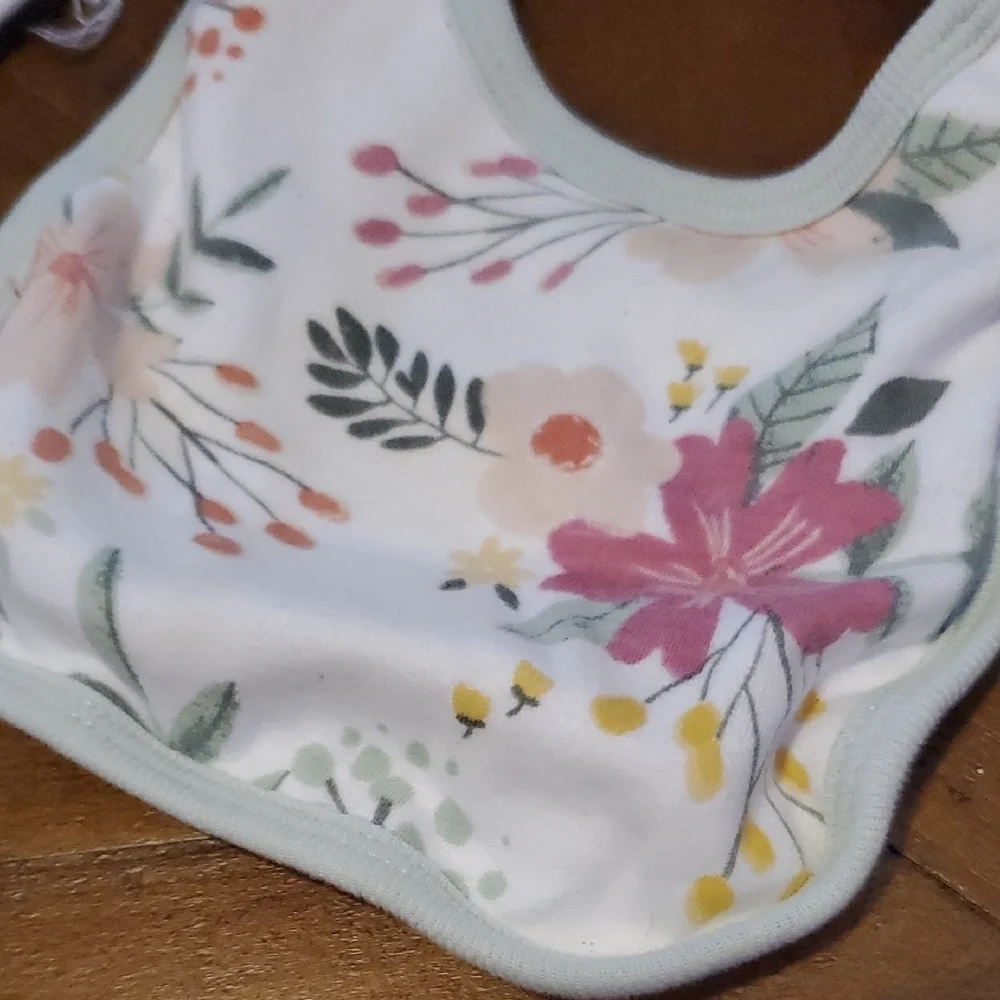 🐻 Floral and Heart Pattern Baby Bib Set